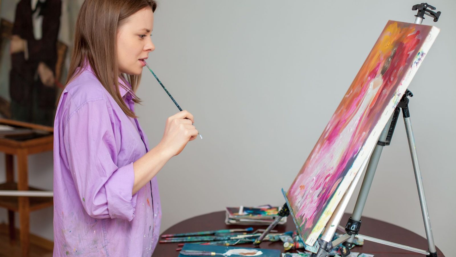 Artista pintando uma tela