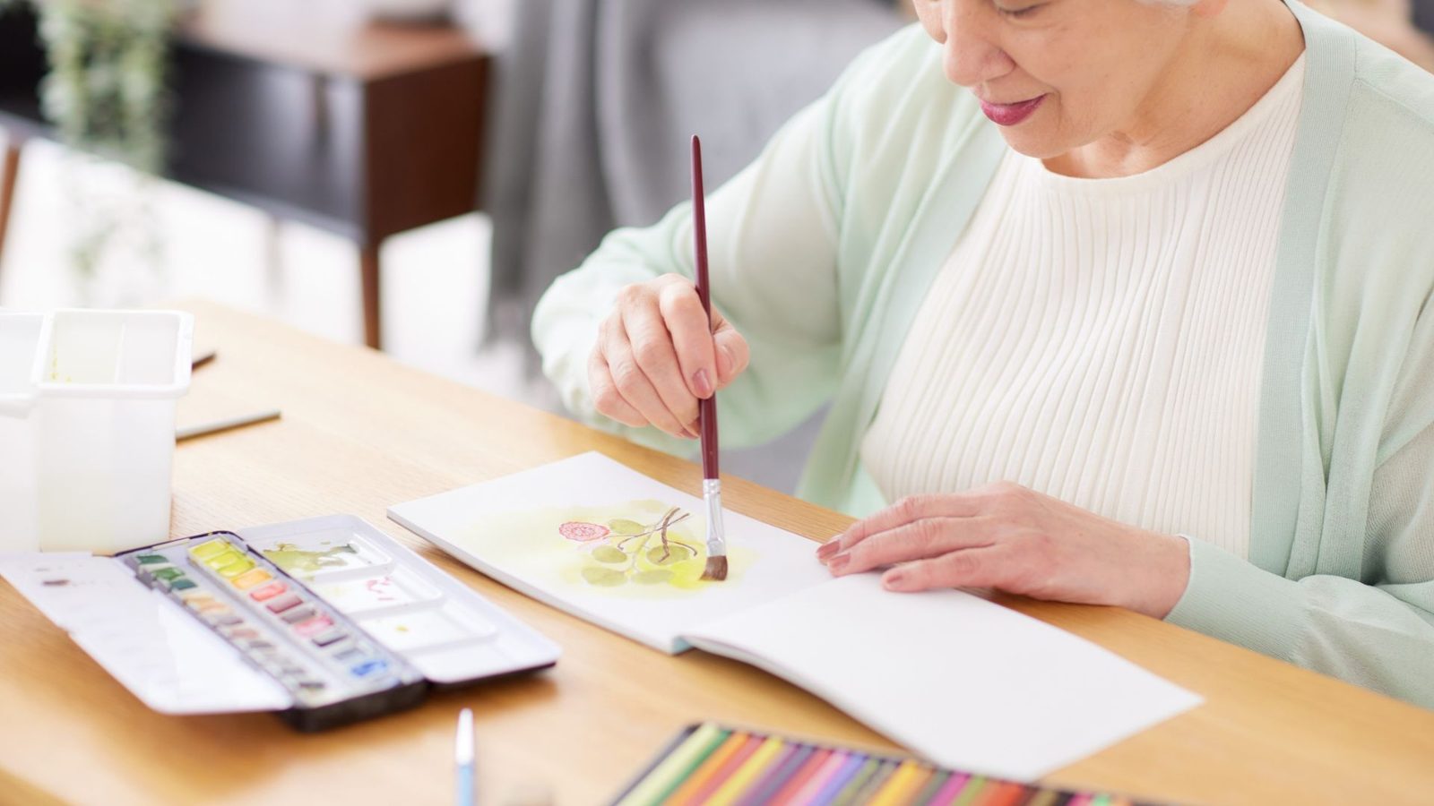 Senhora pintando aquarela